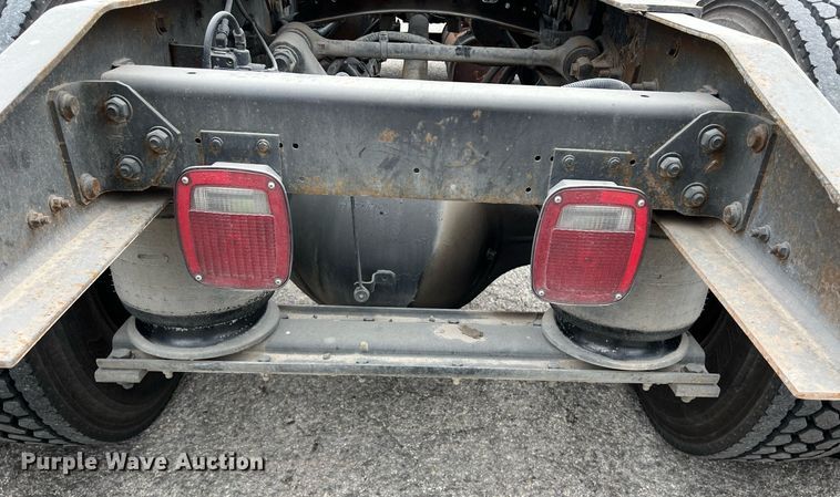 image for item KV9820 2000 Freightliner FL70 semi truck