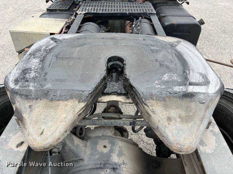 image for item KV9820 2000 Freightliner FL70 semi truck