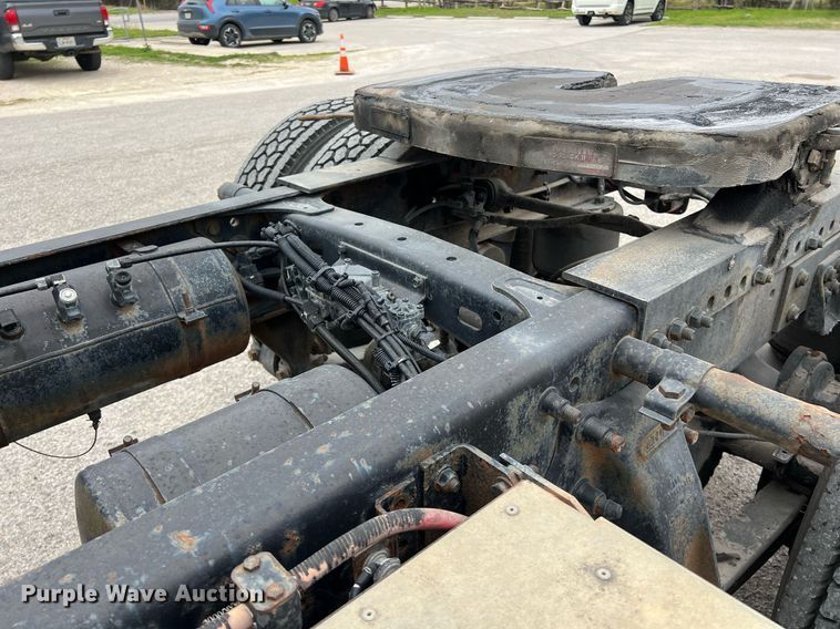 image for item KV9820 2000 Freightliner FL70 semi truck