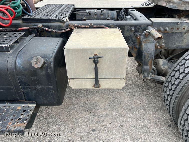 image for item KV9820 2000 Freightliner FL70 semi truck