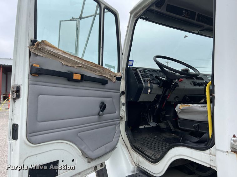 image for item KV9820 2000 Freightliner FL70 semi truck