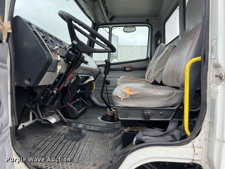 image for item KV9820 2000 Freightliner FL70 semi truck