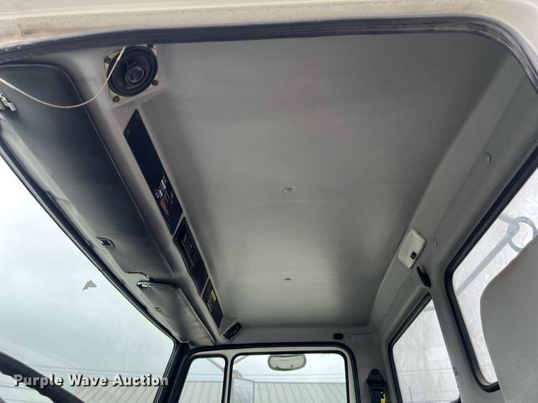 image for item KV9820 2000 Freightliner FL70 semi truck