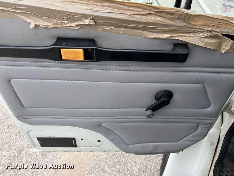 image for item KV9820 2000 Freightliner FL70 semi truck