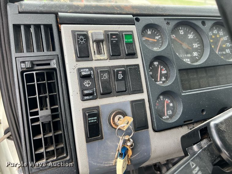 image for item KV9820 2000 Freightliner FL70 semi truck