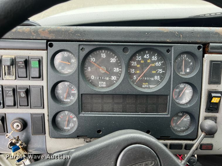 image for item KV9820 2000 Freightliner FL70 semi truck