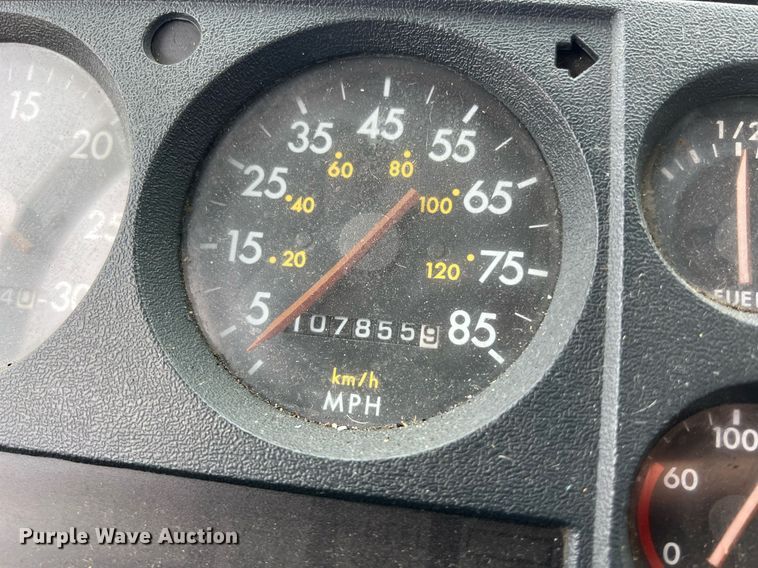 image for item KV9820 2000 Freightliner FL70 semi truck