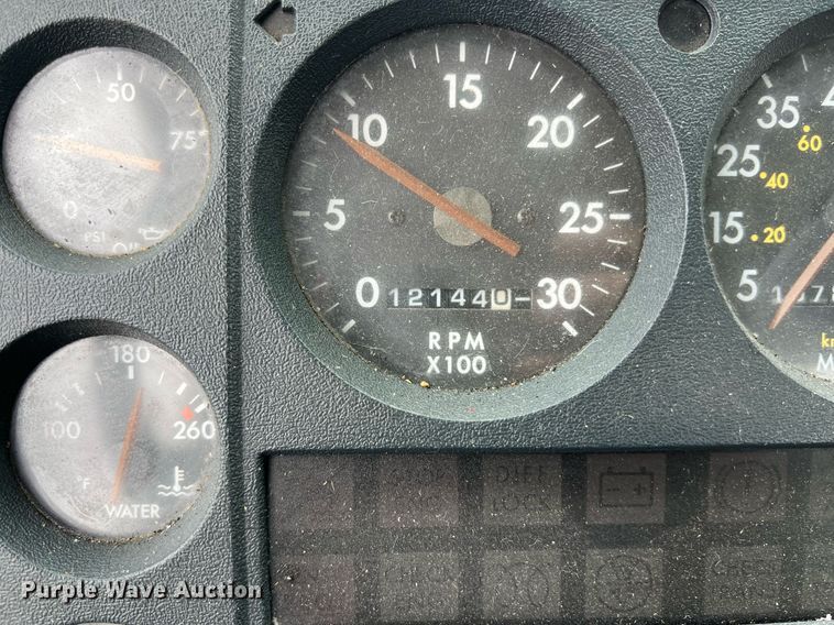 image for item KV9820 2000 Freightliner FL70 semi truck