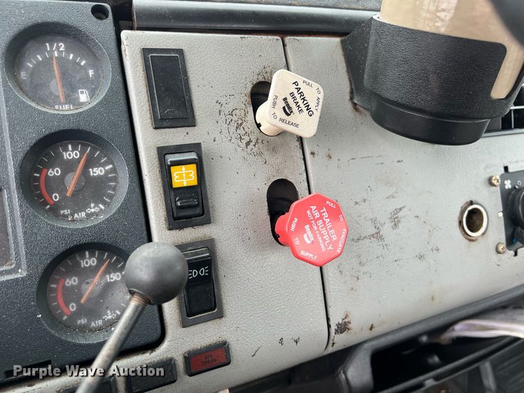 image for item KV9820 2000 Freightliner FL70 semi truck