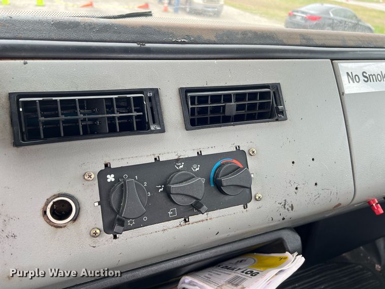 image for item KV9820 2000 Freightliner FL70 semi truck