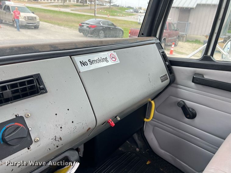 image for item KV9820 2000 Freightliner FL70 semi truck