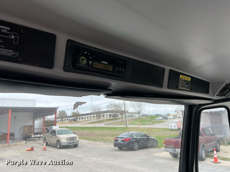 image for item KV9820 2000 Freightliner FL70 semi truck