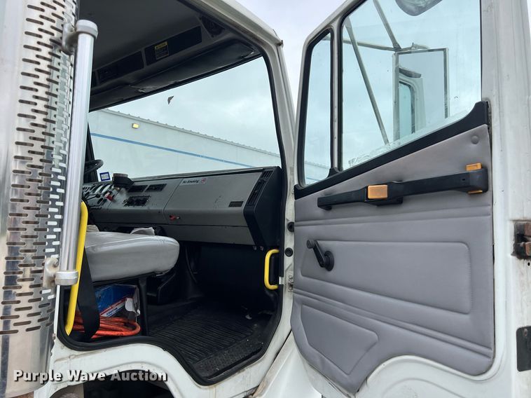 image for item KV9820 2000 Freightliner FL70 semi truck