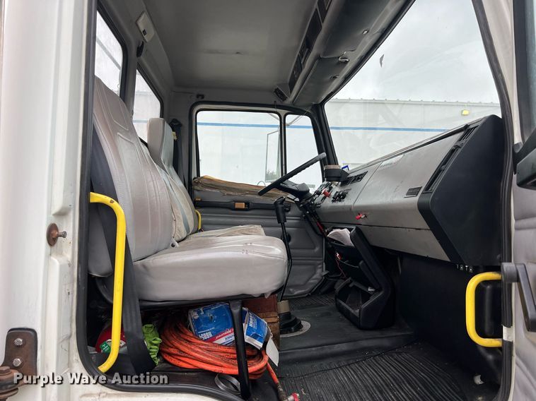 image for item KV9820 2000 Freightliner FL70 semi truck