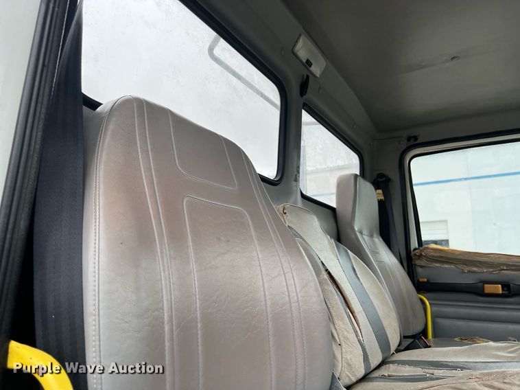 image for item KV9820 2000 Freightliner FL70 semi truck