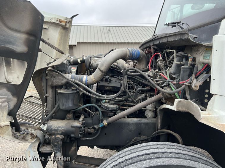 image for item KV9820 2000 Freightliner FL70 semi truck