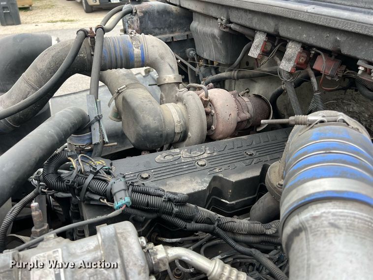 image for item KV9820 2000 Freightliner FL70 semi truck