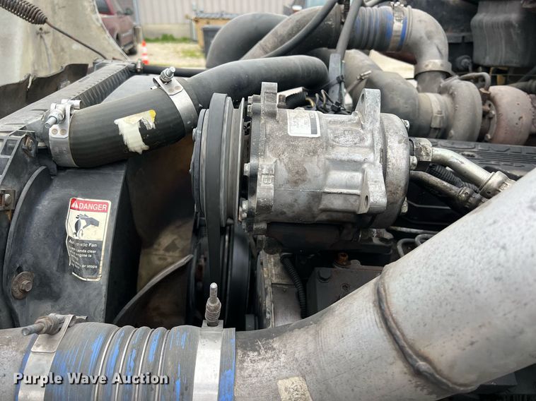 image for item KV9820 2000 Freightliner FL70 semi truck