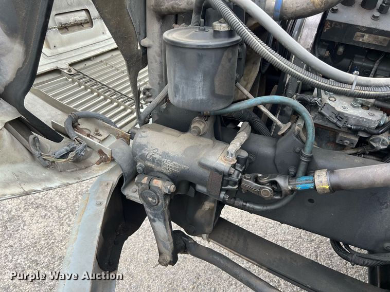 image for item KV9820 2000 Freightliner FL70 semi truck