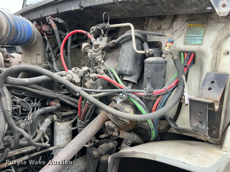 image for item KV9820 2000 Freightliner FL70 semi truck