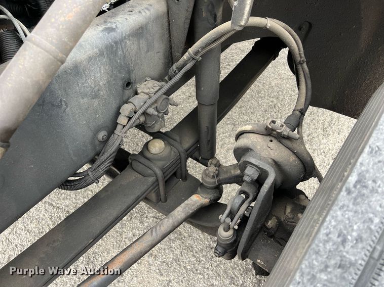 image for item KV9820 2000 Freightliner FL70 semi truck