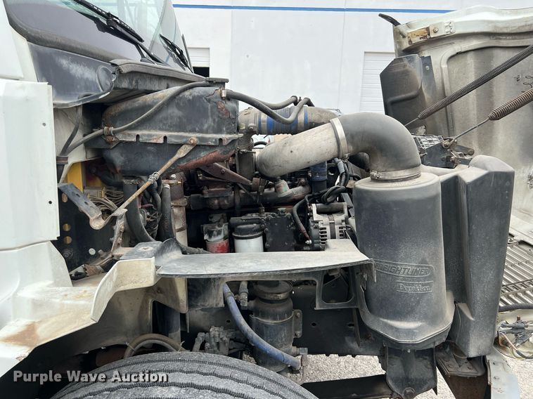 image for item KV9820 2000 Freightliner FL70 semi truck