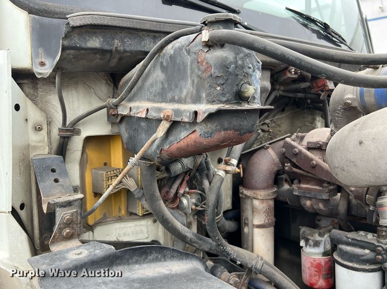 image for item KV9820 2000 Freightliner FL70 semi truck