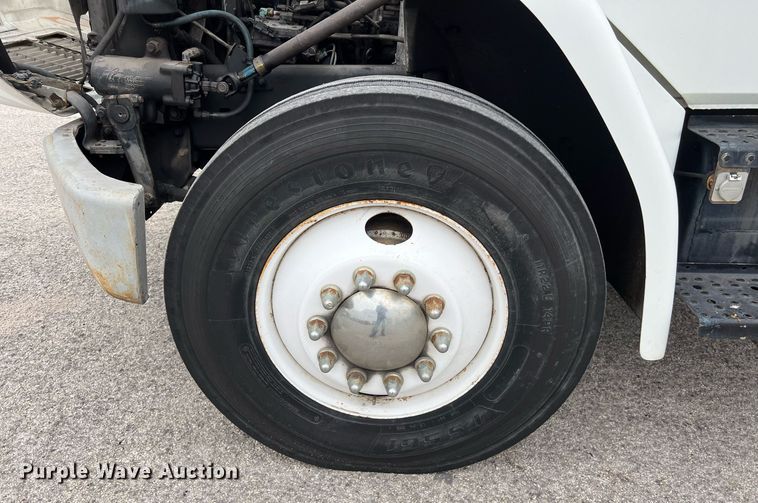 image for item KV9820 2000 Freightliner FL70 semi truck