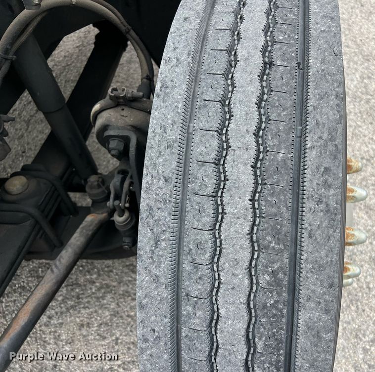 image for item KV9820 2000 Freightliner FL70 semi truck