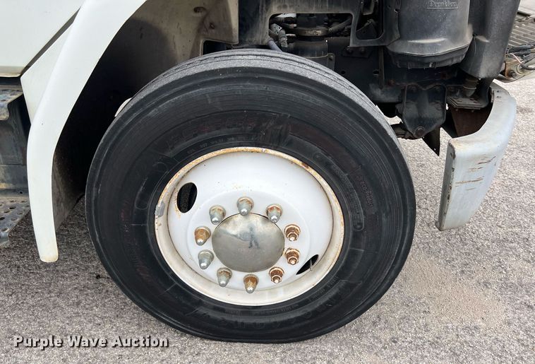 image for item KV9820 2000 Freightliner FL70 semi truck