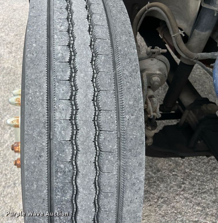 image for item KV9820 2000 Freightliner FL70 semi truck