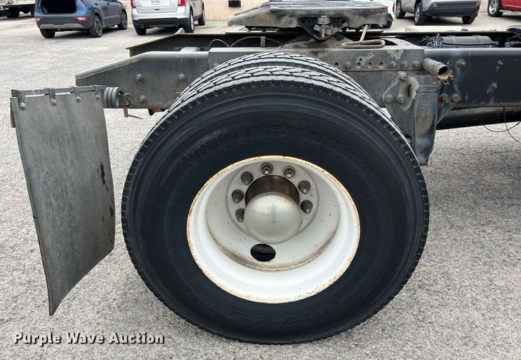 image for item KV9820 2000 Freightliner FL70 semi truck