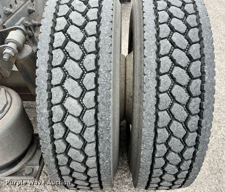 image for item KV9820 2000 Freightliner FL70 semi truck