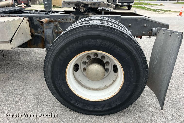 image for item KV9820 2000 Freightliner FL70 semi truck