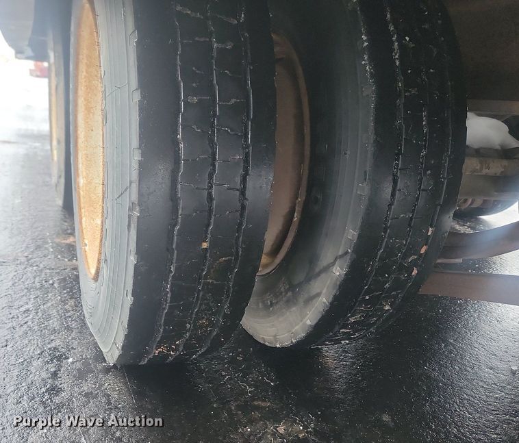 image for item LA9558 1995 Dakota Manufacturing DD25T32 drop tilt deck equipment trailer