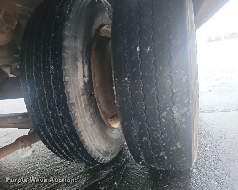 image for item LA9558 1995 Dakota Manufacturing DD25T32 drop tilt deck equipment trailer