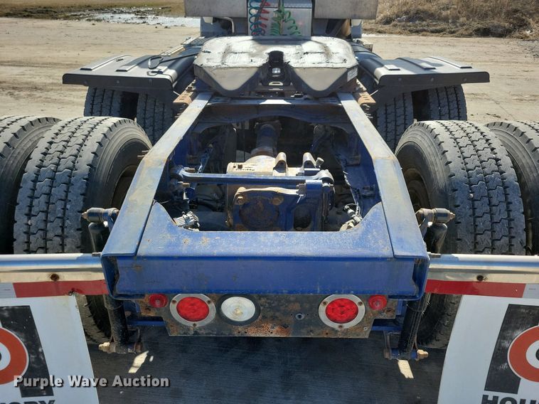 image for item LC9836 2012 Mack CXU613 semi truck