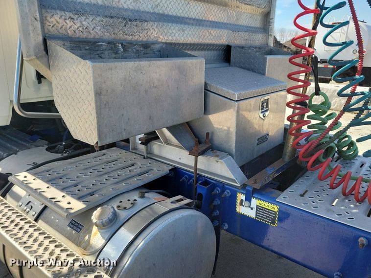 image for item LC9836 2012 Mack CXU613 semi truck