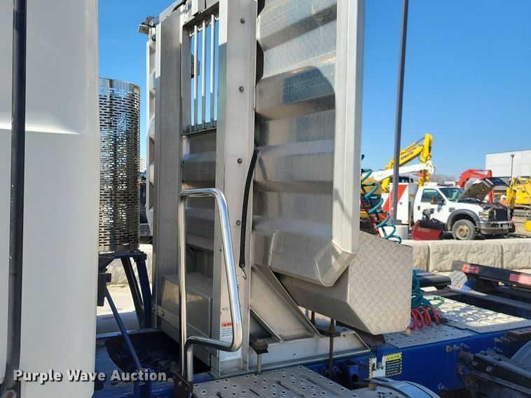 image for item LC9836 2012 Mack CXU613 semi truck