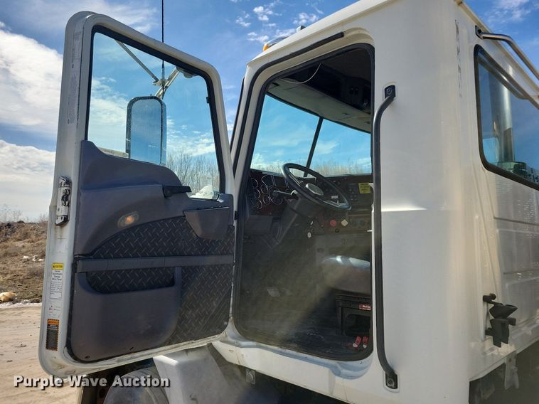 image for item LC9836 2012 Mack CXU613 semi truck