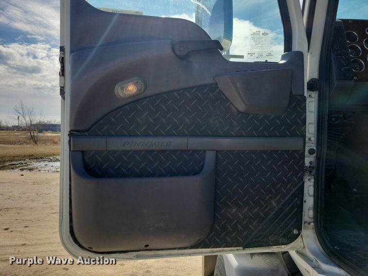 image for item LC9836 2012 Mack CXU613 semi truck