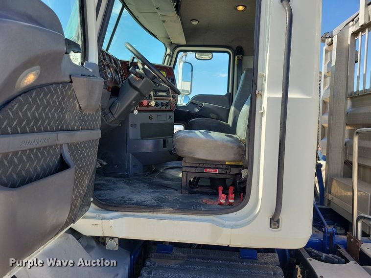 image for item LC9836 2012 Mack CXU613 semi truck