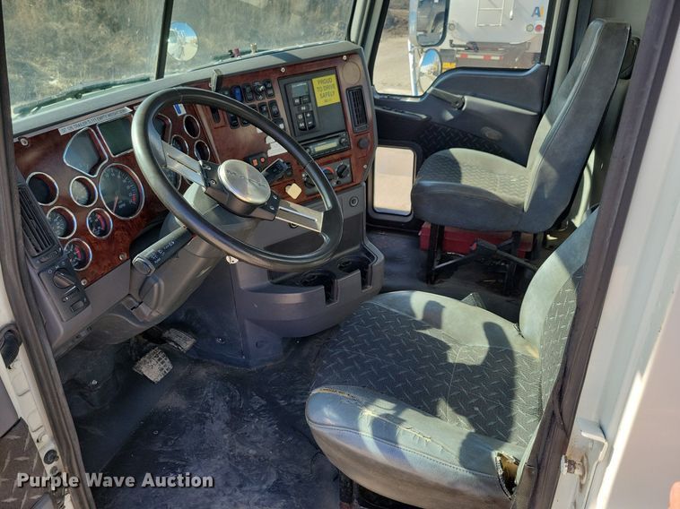 image for item LC9836 2012 Mack CXU613 semi truck