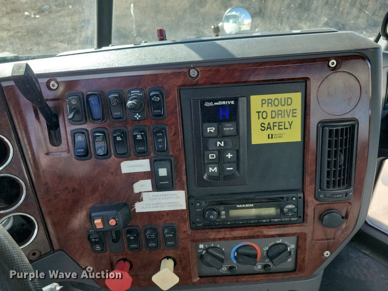 image for item LC9836 2012 Mack CXU613 semi truck