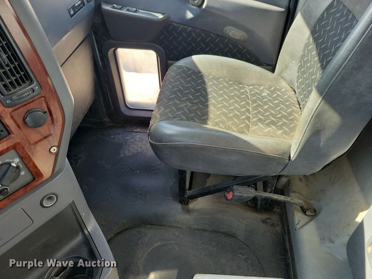 image for item LC9836 2012 Mack CXU613 semi truck