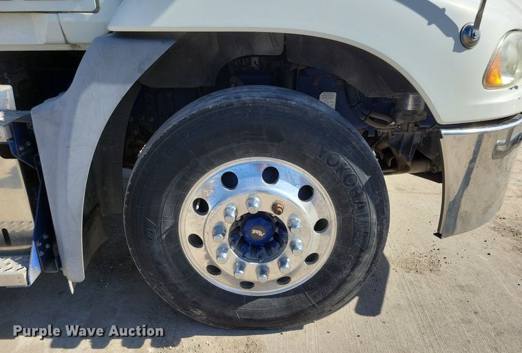 image for item LC9836 2012 Mack CXU613 semi truck