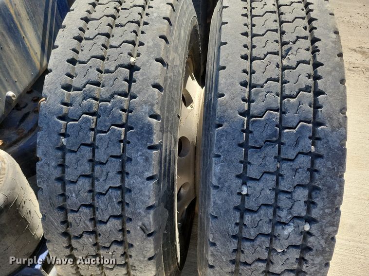 image for item LC9836 2012 Mack CXU613 semi truck