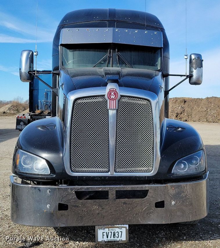 image for item LC9845 2013 Kenworth T660 semi truck