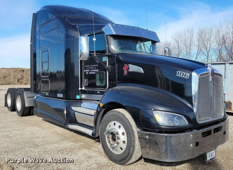 image for item LC9845 2013 Kenworth T660 semi truck