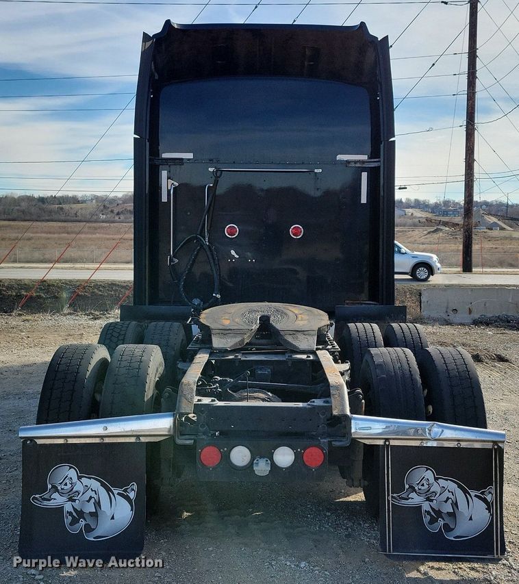 image for item LC9845 2013 Kenworth T660 semi truck